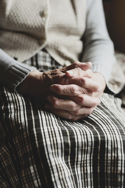 Syndrom 'Cichego Krzesła’: Jak ukryta epidemia izolacji niszczy rehabilitację seniorów (i jak możemy to powstrzymać)